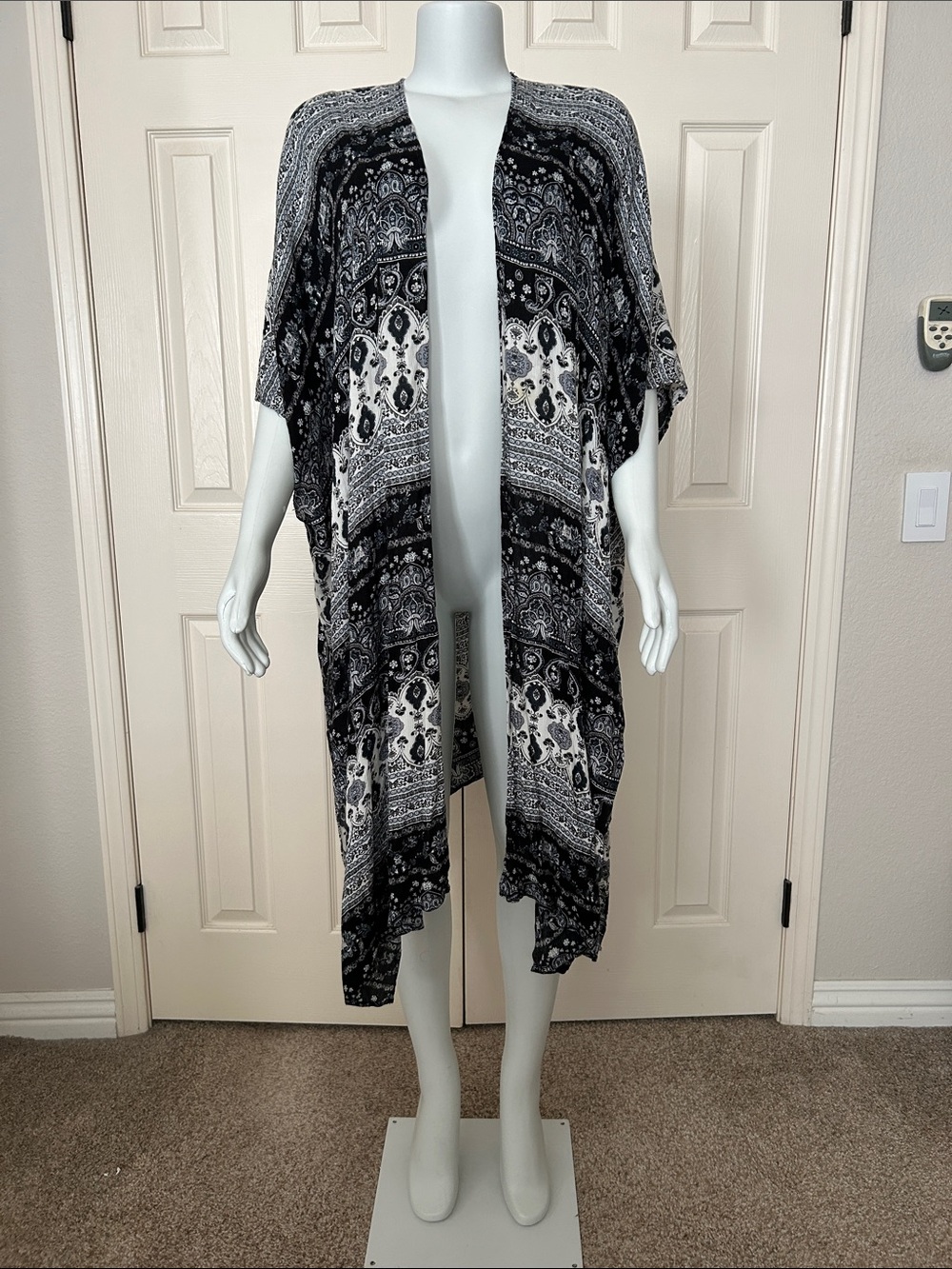 Final Touch Black & White Paisley Kimono Duster Sz: M